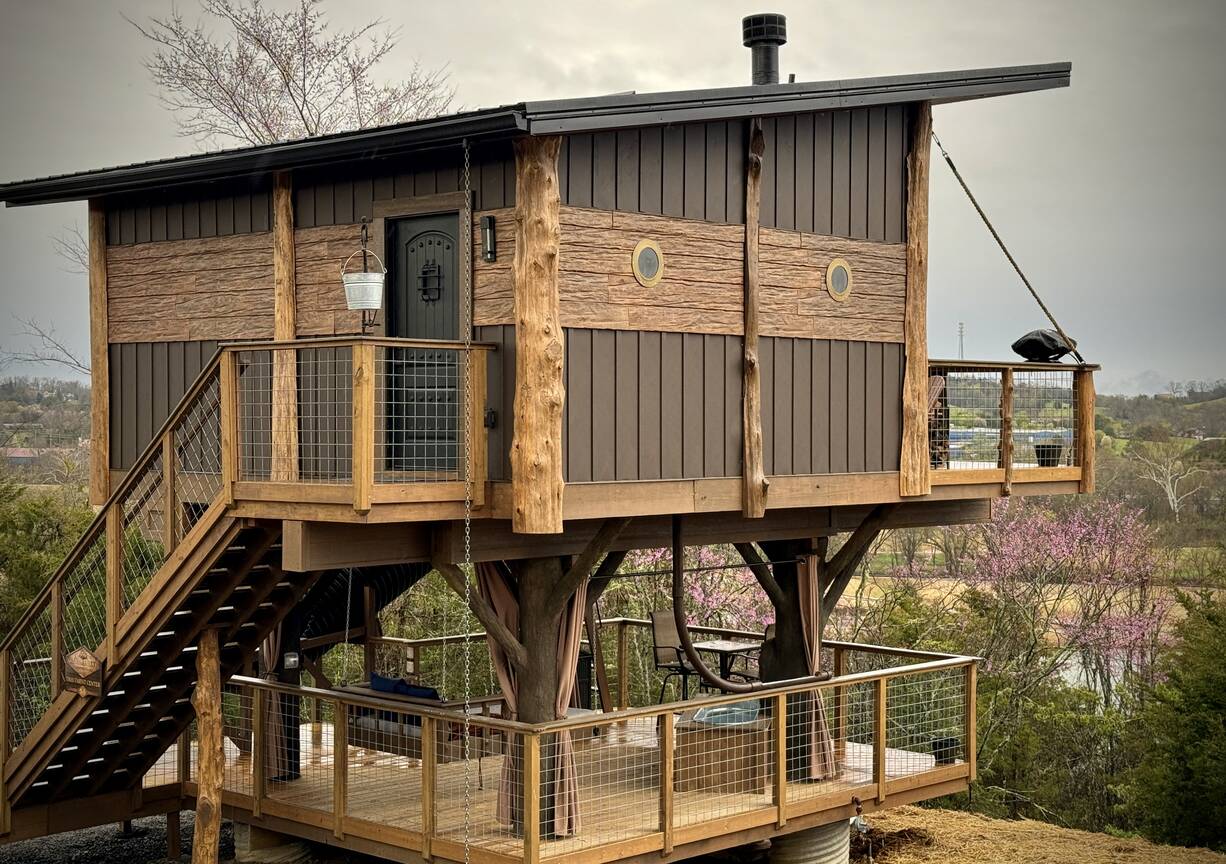 TREE-T-MENT CENTER Sanctuary Treehouse Resort