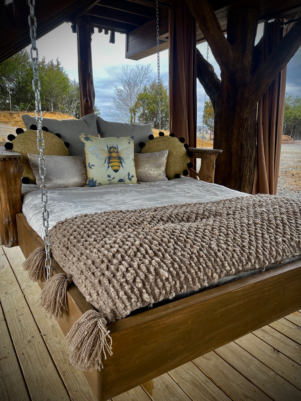 honey hole day bed treehouse rental